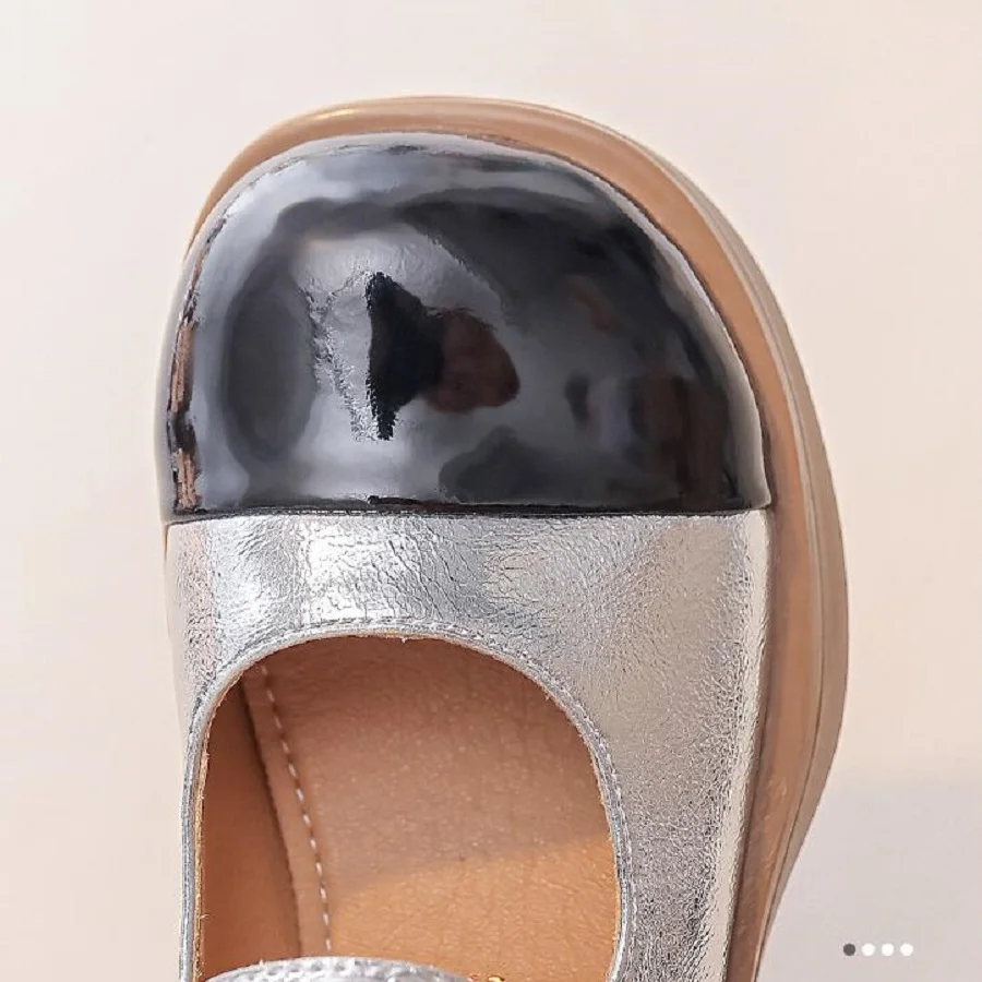 Детски Обувки на Принцесата от естествена кожа; Новост 2023 г.; Есенни Малки Кожени обувки с мека подметка за момиченца; Модни обувки, цвят Шампанско; Сребрист 23-3 . ' - ' . 2
