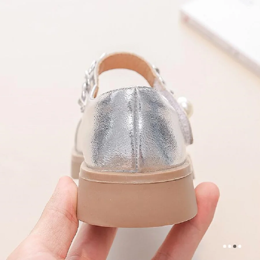 Детски Обувки на Принцесата от естествена кожа; Новост 2023 г.; Есенни Малки Кожени обувки с мека подметка за момиченца; Модни обувки, цвят Шампанско; Сребрист 23-3 . ' - ' . 4
