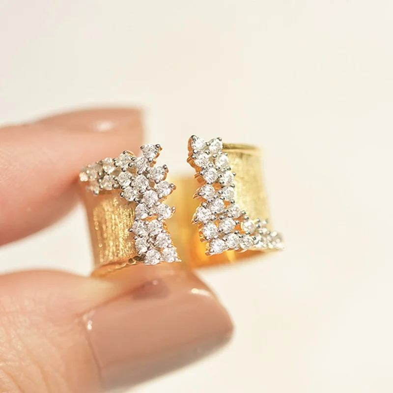 Съвременно Луксозно пръстен с кубическим цирконием златен цвят за жени, модерен пръстен на пръста с широка панделка, дамски бижута стил OL, годежен пръстен . ' - ' . 1