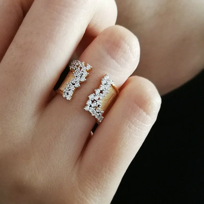 Съвременно Луксозно пръстен с кубическим цирконием златен цвят за жени, модерен пръстен на пръста с широка панделка, дамски бижута стил OL, годежен пръстен . ' - ' . 2