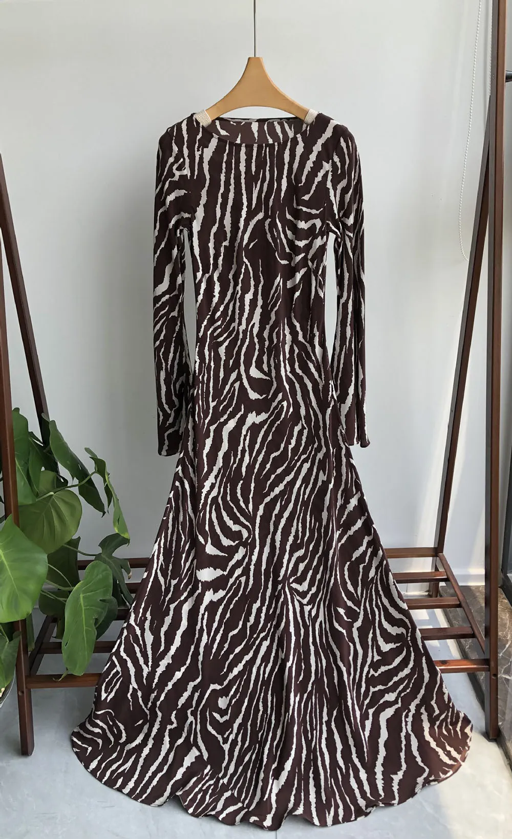 Висококачествено дамско коприна рокля с дълъг расклешенным ръкав и принтом 2023 година . ' - ' . 1