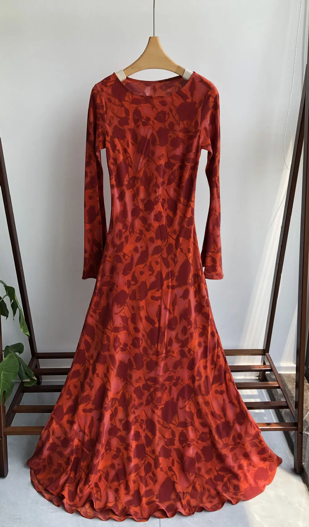 Висококачествено дамско коприна рокля с дълъг расклешенным ръкав и принтом 2023 година . ' - ' . 2