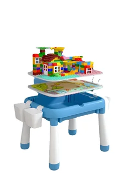 Гг маса деца от градивните елементи, събрана играчка, която разработва дъска за рисуване с едри частици за момчета