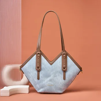 Дамски дънкови синя чанта Love мъкна с изкуствен наплечным колан-мессенджером 2023, Новата есенно-зимна модна луксозна чанта през рамо за крайградски пътувания, дамски