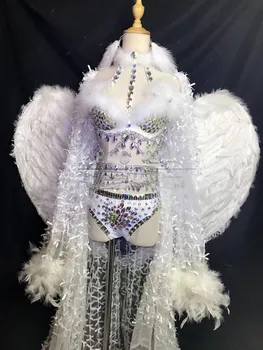 Модел, облечена в сутиен с бели криле от пера, бикини, пола, с влак, речта на феите-dj