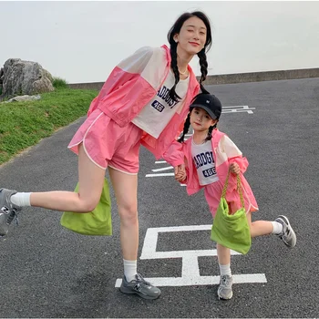 Подходящо облекло за майки и дъщери, летен слънцезащитен комплект 2023, ежедневното розово-бяла мозайка финото палто и панталони, комплект за улицата