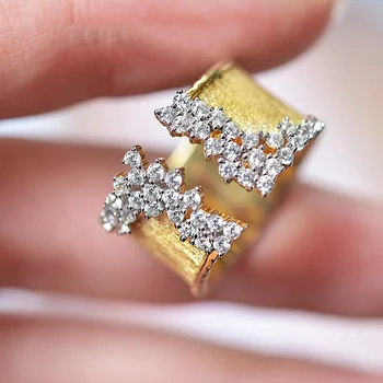 Съвременно Луксозно пръстен с кубическим цирконием златен цвят за жени, модерен пръстен на пръста с широка панделка, дамски бижута стил OL, годежен пръстен